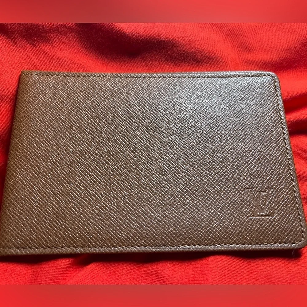 AUTHENTIC LV Taiga Card Holder VG-E condition
